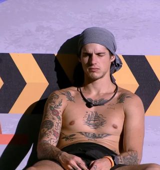 Gabriel esperando o Big Fone tocar no BBB 2023